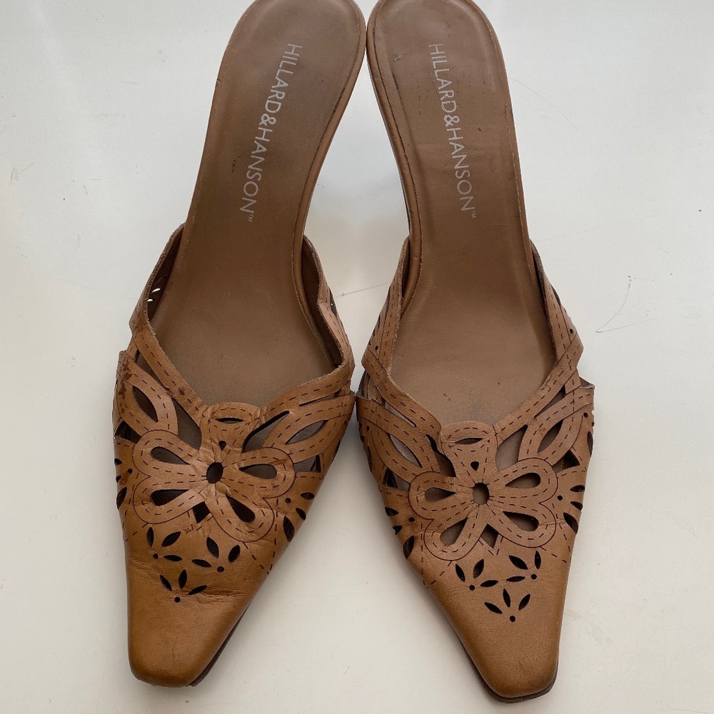 Hillard & Hanson tan heels